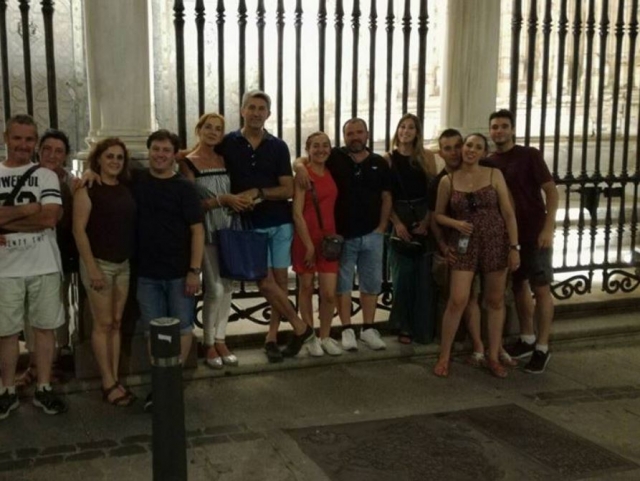 Grupo delante de la verja
